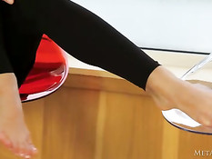 Девушка модель раздевается и показывает молодое красивое тело