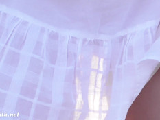 Молодая красотка Jeny Smith любит гулять по городу без трусиков