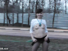 Молодая красотка Jeny Smith любит гулять по городу без трусиков