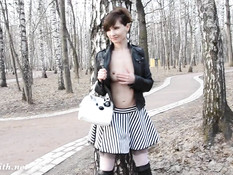 Молодая красотка Jeny Smith любит гулять по городу без трусиков