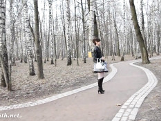 Молодая красотка Jeny Smith любит гулять по городу без трусиков