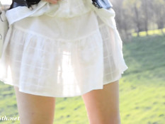 Молодая красотка Jeny Smith любит гулять по городу без трусиков