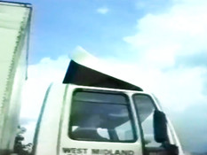 Кудрявая девушка с волосатой киской едет в машине в голом виде