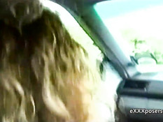 Кудрявая девушка с волосатой киской едет в машине в голом виде