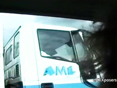 Кудрявая девушка с волосатой киской едет в машине в голом виде