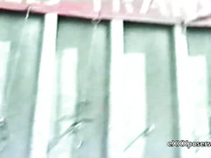 Кудрявая девушка с волосатой киской едет в машине в голом виде