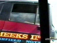 Кудрявая девушка с волосатой киской едет в машине в голом виде