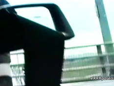 Кудрявая девушка с волосатой киской едет в машине в голом виде