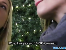 Чешские девки показывают сиськи и ебутся с парнем раком на улице