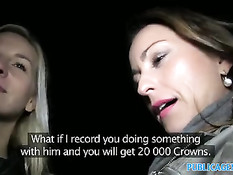 Чешские девки показывают сиськи и ебутся с парнем раком на улице