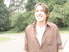 Немецкая брюнетка отсасывает мужикам на обочине возле машины