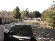 Толстая девица с огромной грудью мастурбирует в машине в лесу