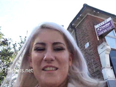 Юная блондинка гуляет без трусиков и мастурбирует бритую пизду