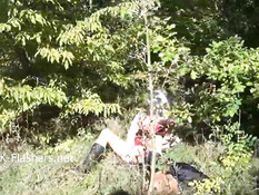 Юная блондинка гуляет без трусиков и мастурбирует бритую пизду