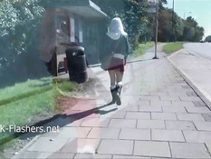 Юная блондинка гуляет без трусиков и мастурбирует бритую пизду