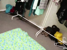 Афроамериканская девка в очках разделась и подрочила белый хуй