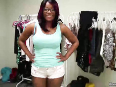 Афроамериканская девка в очках разделась и подрочила белый хуй