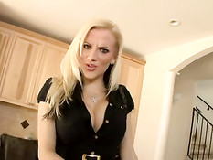 Молодая блондиночка Haley Cummings подрочила пенис сиськами