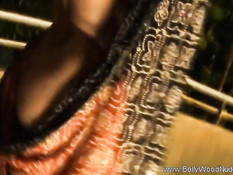 Сексуальная индийская девушка с большой грудью принимает душ