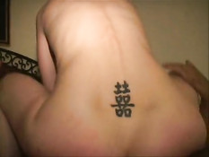 Женщине с татуировкой на пояснице делают вагинальный фистинг