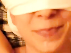 Любительница в стрингах трахается раком и отсасывает парню член