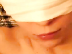 Любительница в стрингах трахается раком и отсасывает парню член