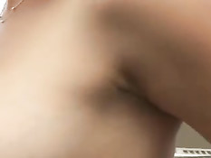 Беременная брюнетка теребит бритую киску и вставляет в неё дилдо