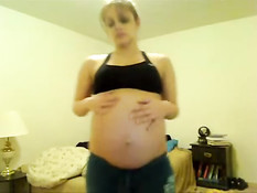 Светловолосая беременная девушка показала стриптиз в порно чате