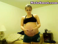 Светловолосая беременная девушка показала стриптиз в порно чате