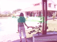 Молодая девушка оттрахала себя секс игрушкой на большой вилле