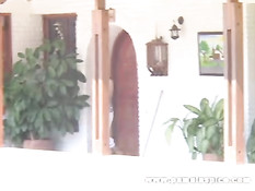 Молодая девушка оттрахала себя секс игрушкой на большой вилле