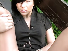 Немецкая брюнеточка отсасывает хуй и ебётся на скамейке в парке