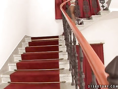 Брюнетка в белых сетчатых чулках Simone Peach оттрахана в анус