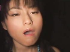 Парни кончают в большую тарелку, а азиатская девка пьёт сперму