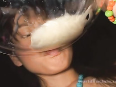 Парни кончают в большую тарелку, а азиатская девка пьёт сперму