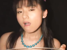 Парни кончают в большую тарелку, а азиатская девка пьёт сперму