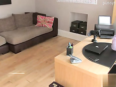 Грудастую девушку с красными волосами Billie Rai ебут на кастинге