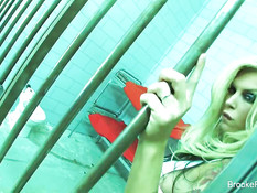 Сисястая заключённая Brooke Banner теребит киску в своей камере