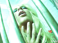 Сисястая заключённая Brooke Banner теребит киску в своей камере