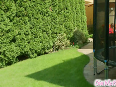 Симпатичная девушка с большой грудью играет с фаллоимитатором