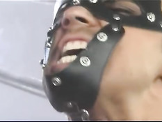 Похотливая блондинка отсасывает и кусает член мужчине в цепях