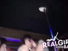 Выпившие девушки на сцене танцуют стриптиз и отсасывают парням