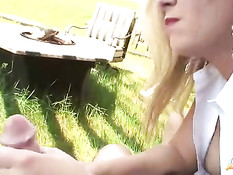 Блондиночка в солнцезащитных очках делает минет и дрочит член