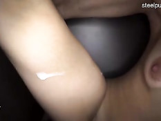 Молодая брюнетка делает минет и дрочит засунутые в дырки члены