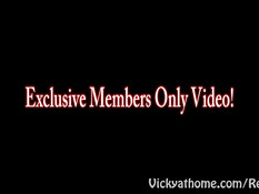 Горячая сиськастая блондинка Vicky Vette делает страстный минет