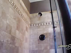 Лысый гей заходит в душ и надрачивает пенис под горячей водой