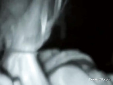 Молодая подруга в полной темноте делает парню минет и дрочит хуй