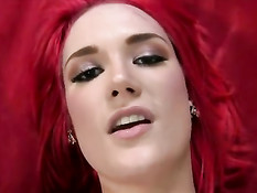 Сисястая шлюха в латексном комбинезоне сосёт хуй и ебётся раком