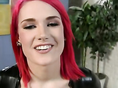 Сисястая шлюха в латексном комбинезоне сосёт хуй и ебётся раком