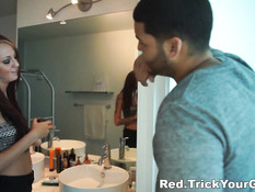 Завязал девке глаза, связал руки и дал оттрахать её своему другу